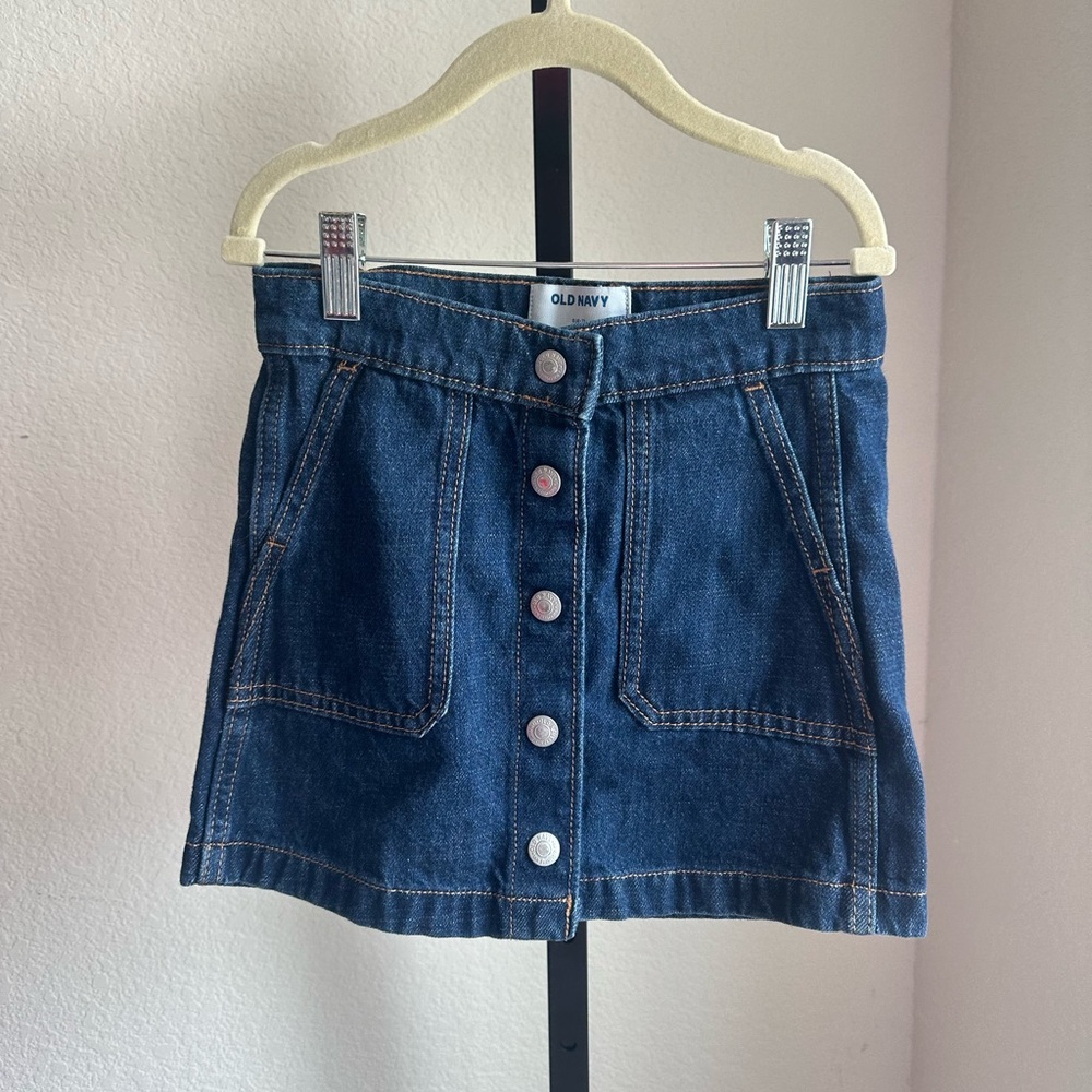 Girls denim skirt. Old Navy- Size S(6-7)